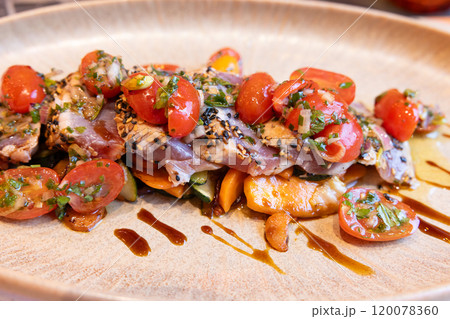 フランス料理、フレンチの美味しいマグロたたき フランス料理、フレンチの美味しいマグロたたき 120078360