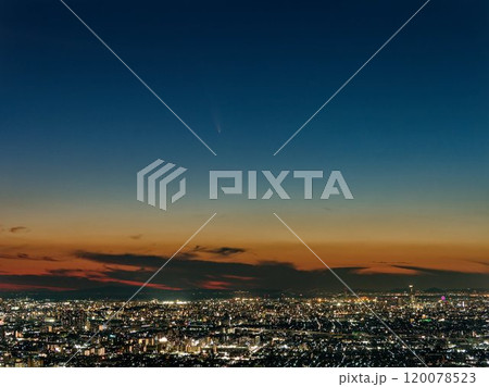 紫金山・アトラス彗星と夕暮れの大阪の街並み 120078523