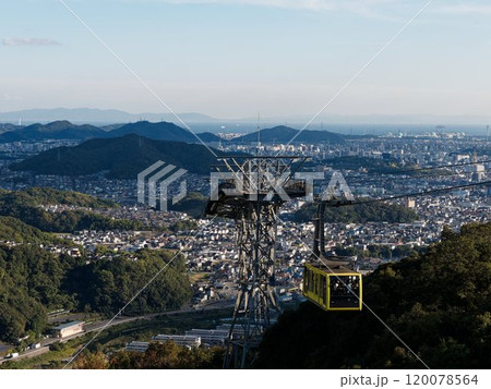 書写山からみた姫路市街とロープウェイ 120078564