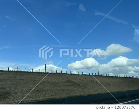 夏の日の青空と柵 夏の日の青空と柵 120078576