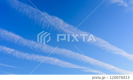 夕方の青空に流れていく龍雲 120078813