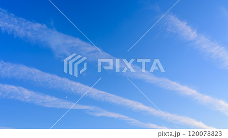 夕方の青空に流れていく龍雲 120078823