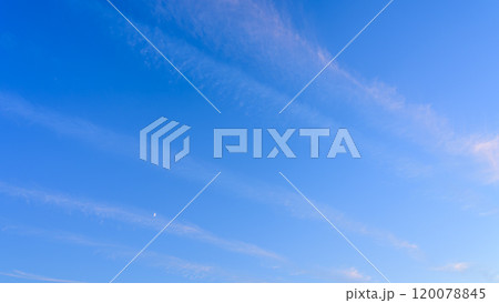 夕方の青空に流れていく龍雲 120078845