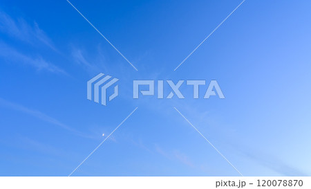 夕方の青空に流れていく龍雲 120078870