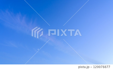 夕方の青空に流れていく龍雲 120078877