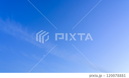 夕方の青空に流れていく龍雲 120078881
