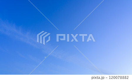 夕方の青空に流れていく龍雲 夕方の青空に流れていく龍雲 120078882