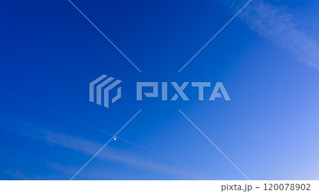 夕方の青空に流れていく龍雲 120078902