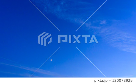 夕方の青空に流れていく龍雲 120078929