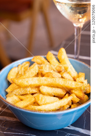 おいしいフライドポテトと白ワイン 120079066