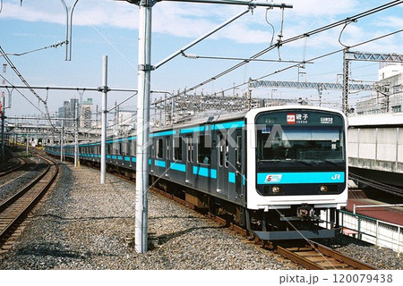 磯子へ向けて西日暮里を通過する京浜東北線の209系 120079438