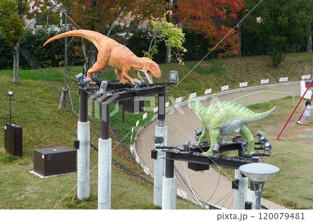 公園で暴れる恐竜 120079481