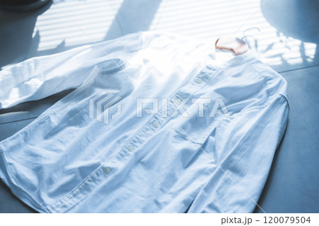 白いシャツ 120079504