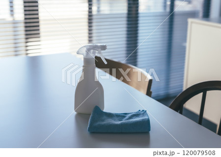 除菌スプレーで掃除 120079508