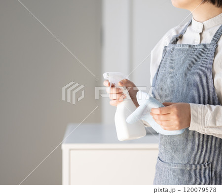 除菌スプレーで掃除 120079578