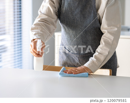 除菌スプレーで掃除 120079581