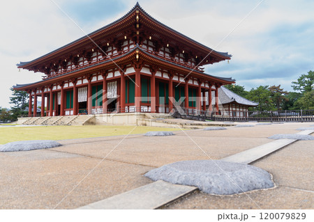日本の観光地　奈良（興福寺、五重塔、奈良公園） 120079829