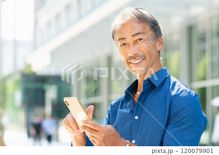 スマートフォンを操作するシニア男性 スマートフォンを操作するシニア男性 120079901