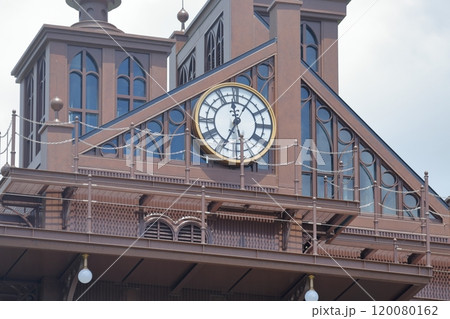 エレベータ塔の時計(ジブリパーク、愛知県 長久手市) エレベータ塔の時計(ジブリパーク、愛知県 長久手市) 120080162