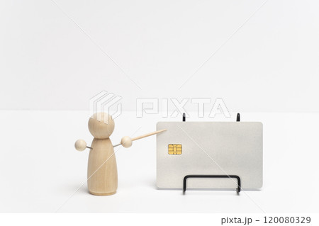 クレジットカードを指し示すペグ人形 クレジットカードを指し示すペグ人形 120080329