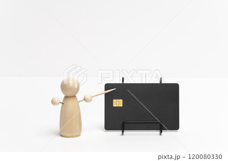 クレジットカードを指し示すペグ人形 クレジットカードを指し示すペグ人形 120080330