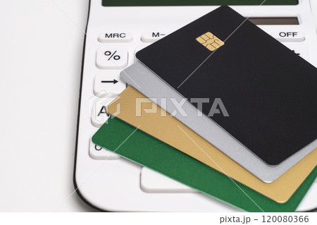 クレジットカードと電卓で支払いのイメージ 120080366