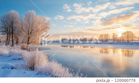 冬の朝の凍った川と霧氷に包まれた木々、日の出の光が水面に反射する風景 120080778