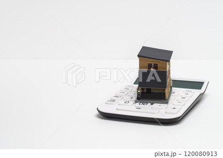 電卓と戸建て住宅の模型で住宅ローンのイメージ 120080913