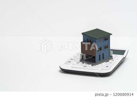 電卓と戸建て住宅の模型で住宅ローンのイメージ 電卓と戸建て住宅の模型で住宅ローンのイメージ 120080914