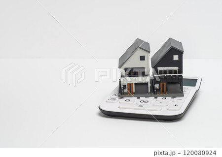 電卓と戸建て住宅の模型で住宅ローンのイメージ 120080924