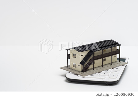 電卓と2階建てアパートの模型 120080930