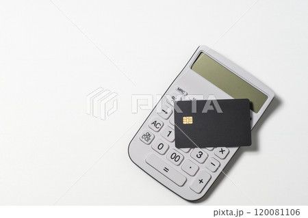 電卓とクレジットカードで支払いのイメージ 120081106