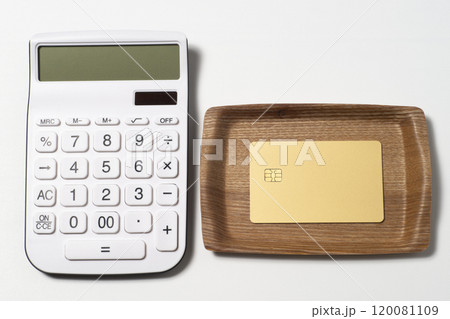 電卓とクレジットカードで支払いのイメージ 120081109