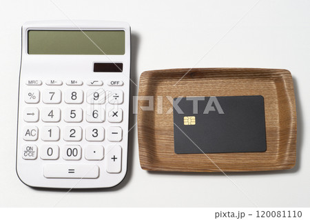 電卓とクレジットカードで支払いのイメージ 電卓とクレジットカードで支払いのイメージ 120081110