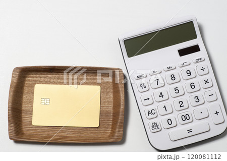 電卓とクレジットカードで支払いのイメージ 120081112