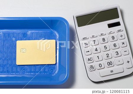 電卓とクレジットカードで支払いのイメージ 120081115