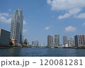 隅田川に架かる勝鬨橋と高層マンション群 120081281