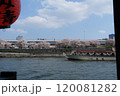 桜満開の隅田川を通る屋台船 120081282