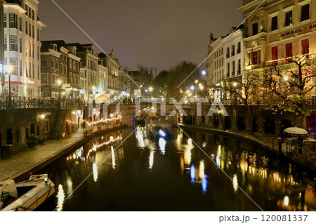 雨の夜のオランダ ユトレヒト中心街の運河 雨の夜のオランダ ユトレヒト中心街の運河 120081337