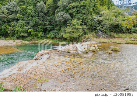 東栄町にある新緑に包まれた蔦の渕の風景(愛知県) 120081985