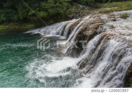 東栄町にある新緑に包まれた蔦の渕の風景(愛知県) 東栄町にある新緑に包まれた蔦の渕の風景(愛知県) 120081987