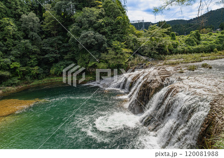 東栄町にある新緑に包まれた美しい蔦の渕の流れの風景(愛知県) 120081988