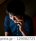 スマホで電話をかける詐欺師の男性-3 120082725