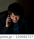 スマホで電話をかける詐欺師の男性-2 120082727