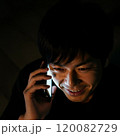 スマホで電話をかける詐欺師の男性-1 120082729