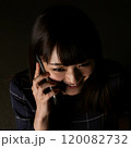 スマホで電話をかける詐欺師の女性-3 120082732