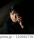 スマホで電話をかける詐欺師の女性-1 120082736
