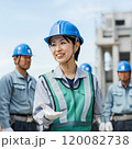 建築現場で支持を出す女性監督-2 120082738