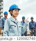 建築現場で支持を出す女性監督-1 120082740