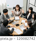 オフィスで会議をする社員-1 120082742